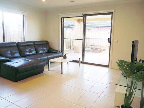 Comfortable 5BR House 6mins To Werribee Station.Great Ocean Road Tourist Stopover - ACT Tourism 1