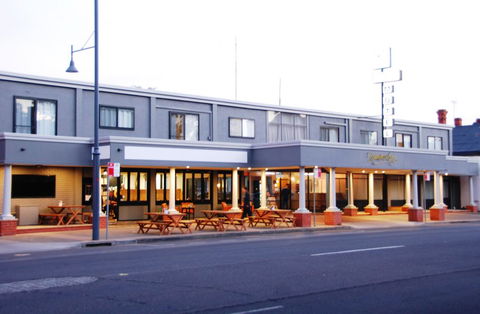 Commodore Motor Inn - ACT Tourism 0