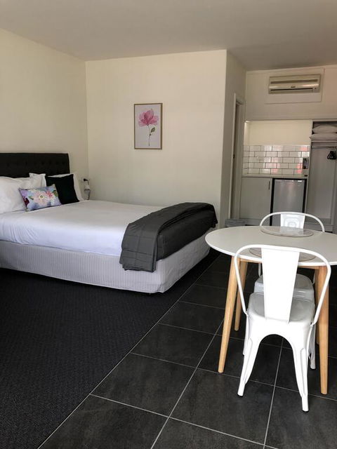 Commodore Motor Inn - ACT Tourism 3