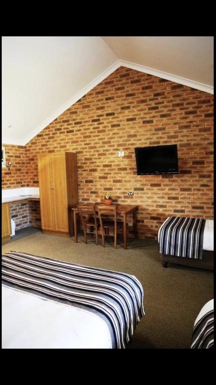 Condobolin Motor Inn - ACT Tourism 3