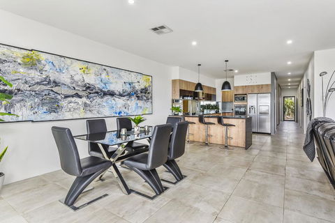 CONROE EXECUTIVE TOWNHOUSE - MODERN & STYLISH - ACT Tourism 2