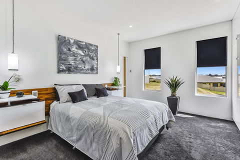 CONROE EXECUTIVE TOWNHOUSE - MODERN & STYLISH - ACT Tourism 3