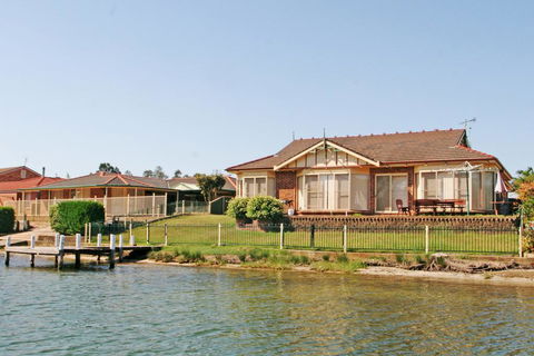Cormorant Waterfront Home - ACT Tourism 3