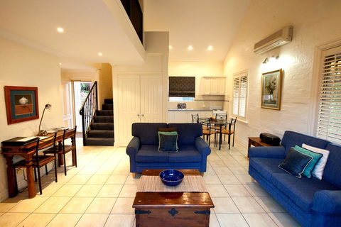 Country Apartments - ACT Tourism 0