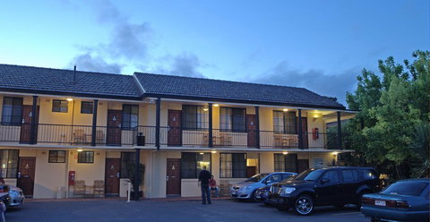 Country Plaza Motel - ACT Tourism 1