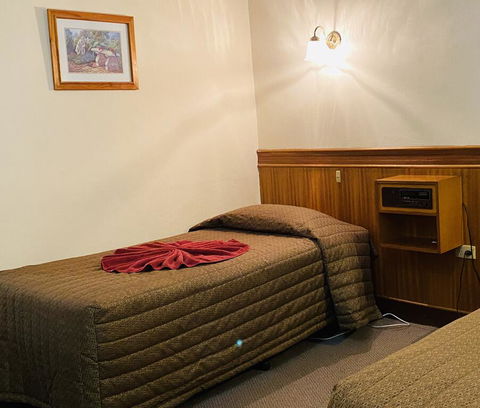 County Lodge Motor Inn - ACT Tourism 0