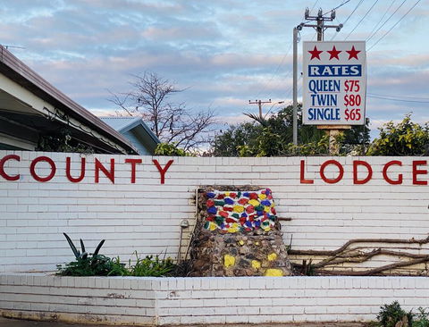 County Lodge Motor Inn - ACT Tourism 1