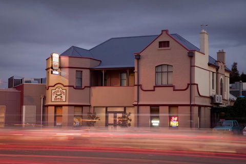 Cross Keys Hotel - ACT Tourism 1