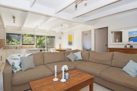 De Angelis Beach House - ACT Tourism 1