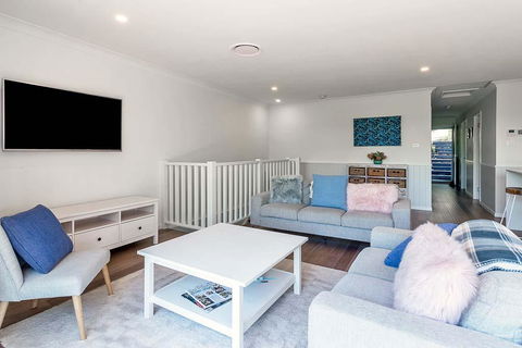 DESIGNER HOLIDAY BEACH PAD // 4 BED // COPA - ACT Tourism 2