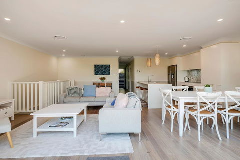 DESIGNER HOLIDAY BEACH PAD // 4 BED // COPA - ACT Tourism 3