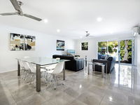 Diamond Beach 3 Bedroom Poolside Apartment
