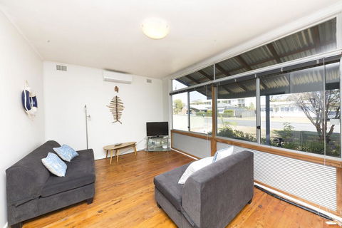 DOUGLAS COTTAGE FORSTER - ACT Tourism 1
