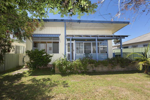 DOUGLAS COTTAGE FORSTER - ACT Tourism 0