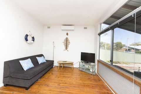 DOUGLAS COTTAGE FORSTER - ACT Tourism 2