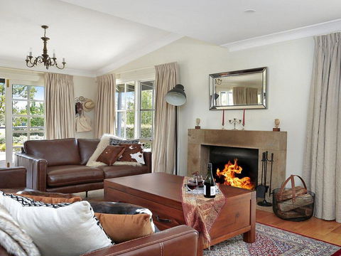Duncraig House - Open Fireplace, Spa, Pet Friendly - ACT Tourism 1