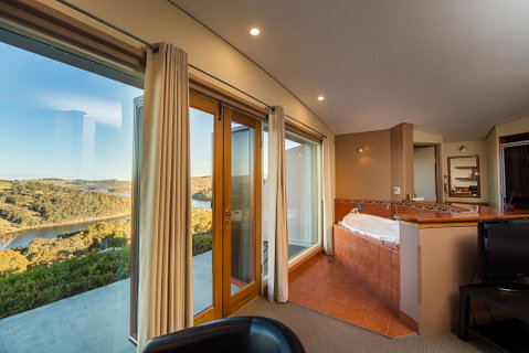 Eagle View Escape - ACT Tourism 0