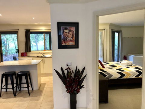 Emerald Creek Cottages - ACT Tourism 1
