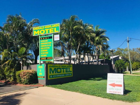 Emerald Highlands Motel - ACT Tourism 0