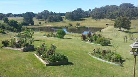 Emu Lodge Country Retreat - ACT Tourism 0