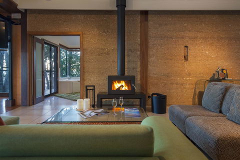 Eumarella Shores Noosa Lake Retreat - ACT Tourism 0