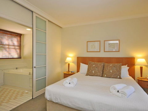 Executive 1 Bedroom Spa Villa Located Within Cypress Lakes Resort - ACT Tourism 2