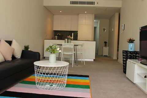 Exquisite Family Home +Parking, Close To CBD - ACT Tourism 3