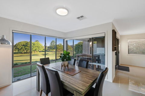 Fairway Village @ Windaroo Lakes Golf Club - ACT Tourism 0