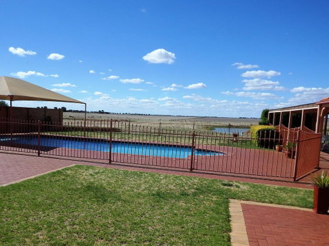 Fairways Bed & Breakfast At Jerilderie - ACT Tourism 1