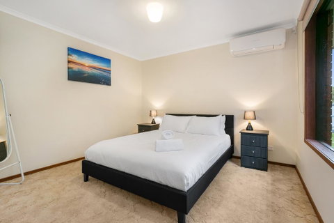 Family Getaway - Walk To Bay Beach - ACT Tourism 3