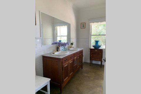 Farm House At The Gateway To The King Valley - ACT Tourism 1