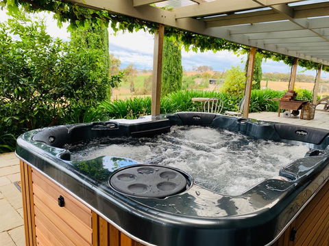 Farmer Smith Estate - Sunrise Retreat - ACT Tourism 1