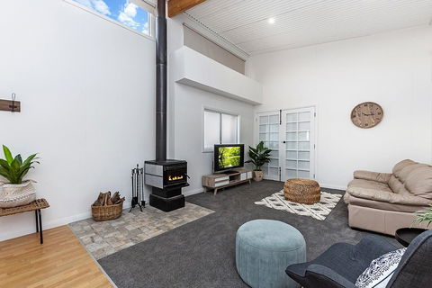 Farnham Lodge - ACT Tourism 1