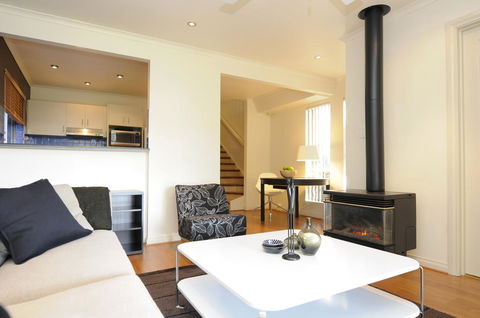 Feathers Serviced Townhouse - ACT Tourism 1
