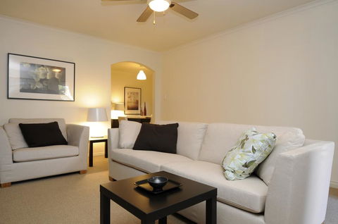 Feathers Serviced Townhouse - ACT Tourism 3