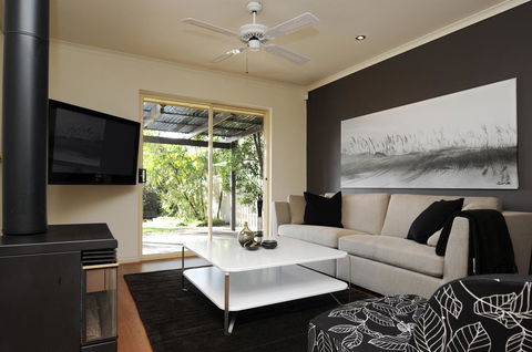 Feathers Serviced Townhouse - ACT Tourism 0