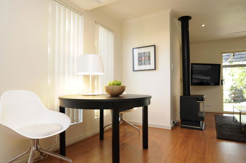 Feathers Serviced Townhouse - ACT Tourism 2