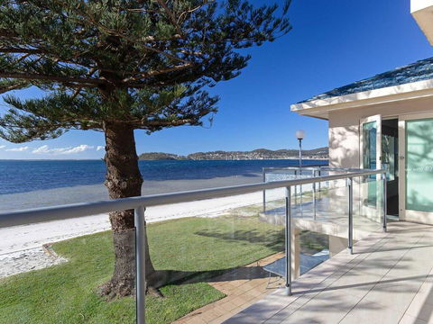 Filoli', 91 Foreshore Drive - Huge Waterfront Home - ACT Tourism 0