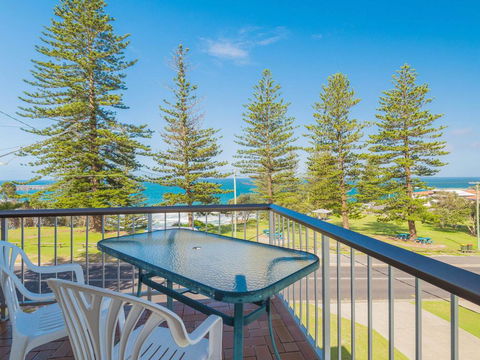 Flinders Lodge - Fantastic Views, Opposite Main Beach - ACT Tourism 0