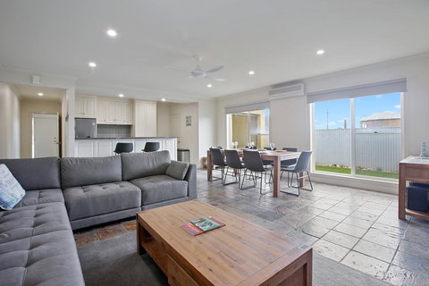 Flip Flop Retreat - ACT Tourism 0