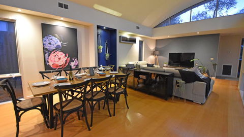 FLORENCE HOUSE Sundrenched Luxury With Pool & Deck - ACT Tourism 3