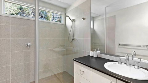 FLORENCE HOUSE Sundrenched Luxury With Pool & Deck - ACT Tourism 1