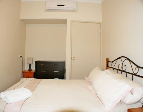 Geraldton Luxury Retreat 2 - ACT Tourism 3