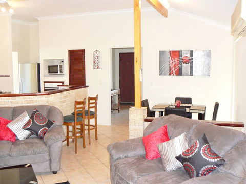 Geraldton Luxury Retreat 2 - ACT Tourism 1