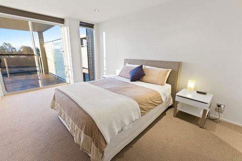 Gippsland Lakehouse A - Canal Frontage - ACT Tourism 3