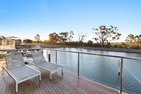 Gippsland Lakehouse A - Canal Frontage - ACT Tourism 0