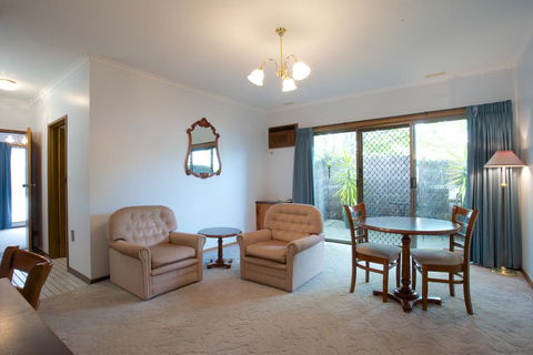 Golden Grain Motor Inn - ACT Tourism 0