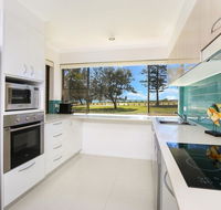 Golden Shores Unit 1 21 Landsborough Parade