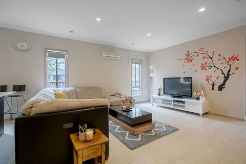 Gorgeous 4BR Home In Point Cook - ACT Tourism 0