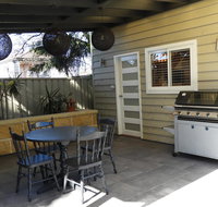 Guesthouse with Pool  BBQ - 10 kms from CBD - ACT Tourism